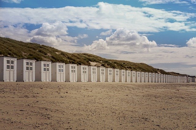 Mobilné domy v rade na pieskovej pláži.jpg