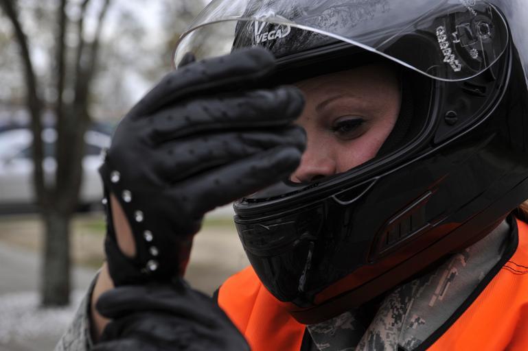 Žena s moto prilbou na hlave.jpg